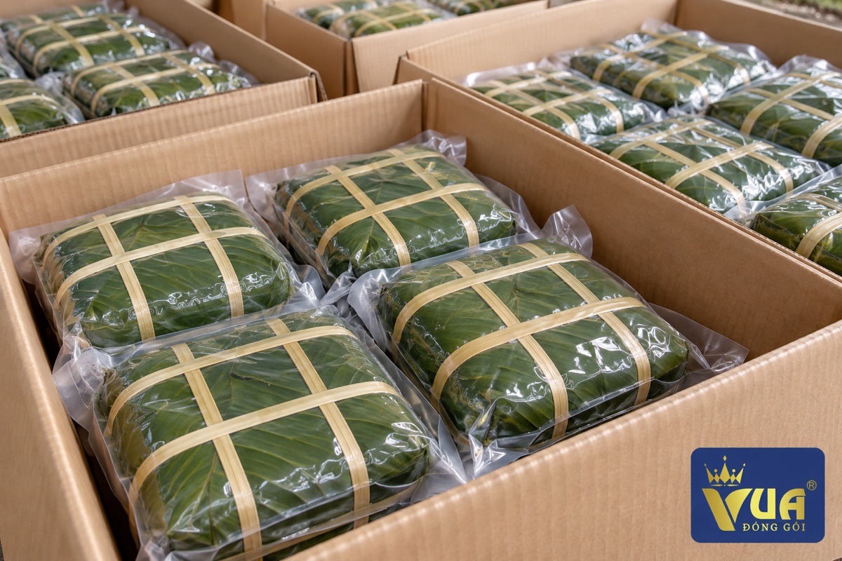 Bánh chưng đã hút chân không xếp thùng carton chuẩn bị giao hàng dịp Tết