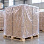 Pallet hàng được trùm túi PE trong suốt trong kho