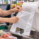 Túi siêu thị cuộn có quai giúp quầy thu ngân thao tác nhanh hơn